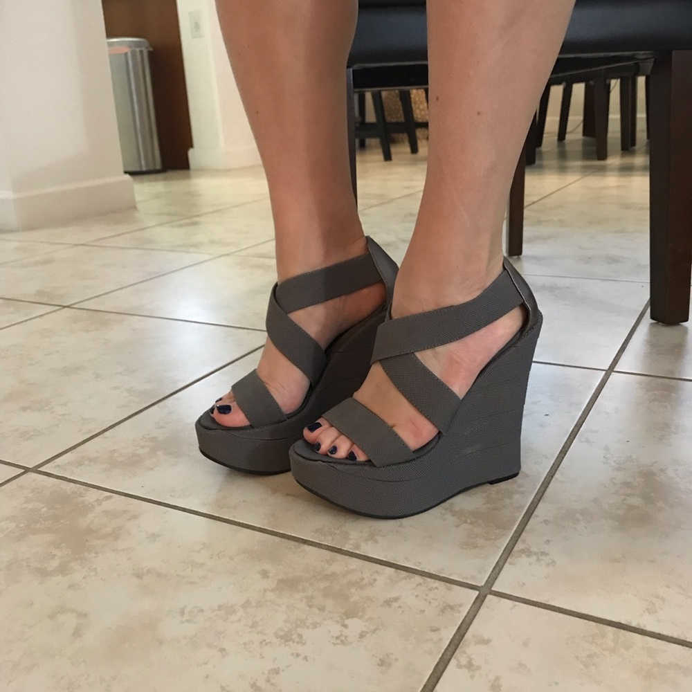 Mia gray wedge NWOB